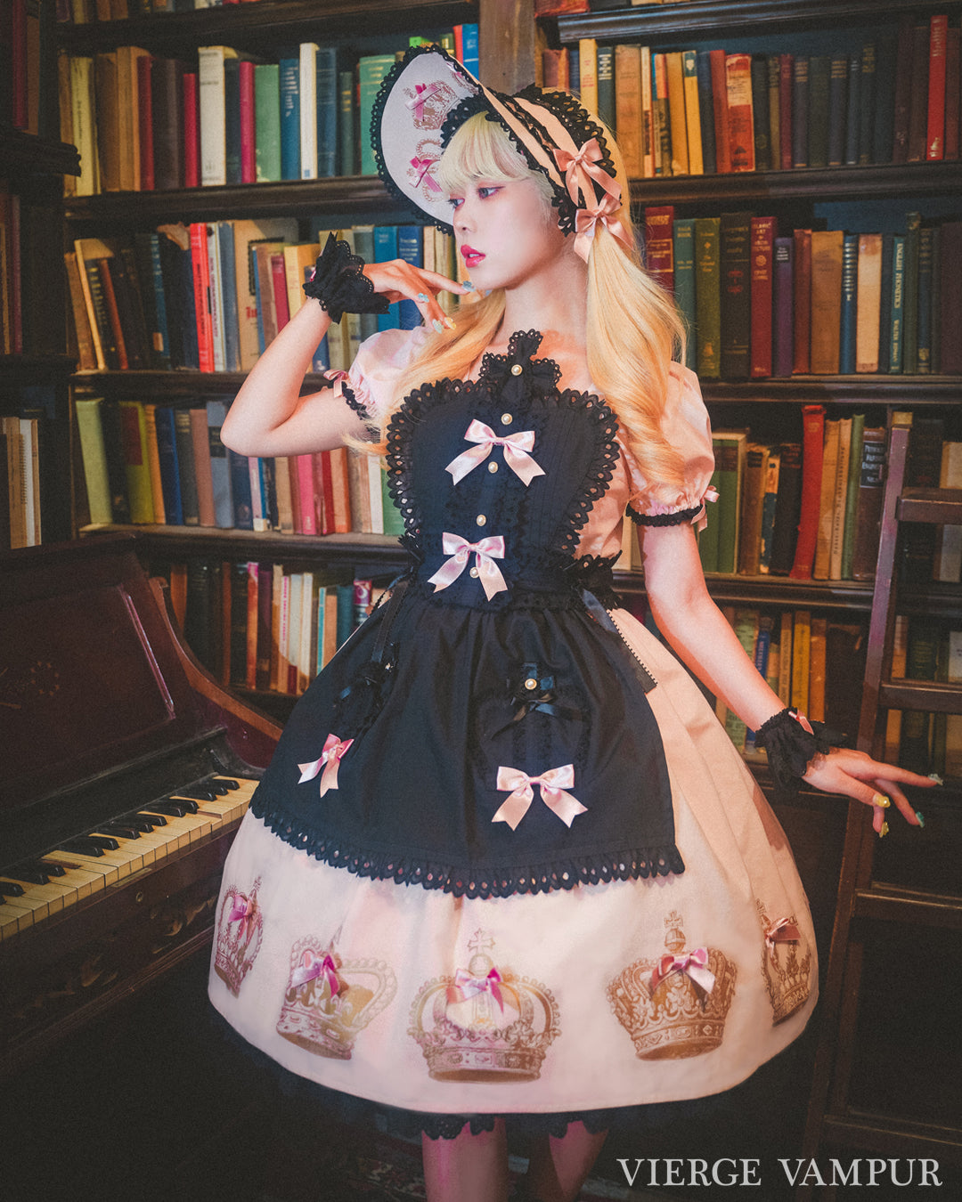 クラウンエプロンJSK〈ピンク〉 – Vierge Vampur